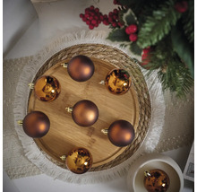 Dekoratívne aranžmán s vianočnými guľami na okrúhlom drevenom podnose
