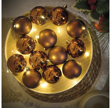 Dekoratívne vianočné ozdoby na podnose so svetelnou reťazou