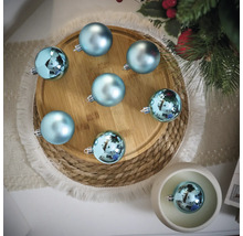 Ozdobné vianočné gule v drevenej miske