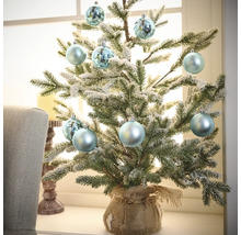 Dekoratívny vianočný stromček s guľami ako ozdoba stola
