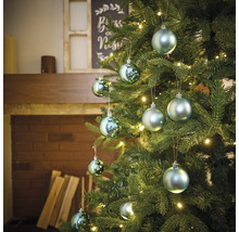 Vianočný stromček ozdobený guľami a svetlami