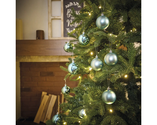 Vianočný stromček ozdobený guľami a svetlami