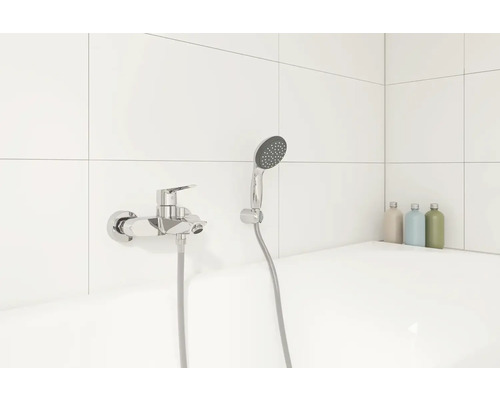 Nástenná sprchová batéria s ručnou sprchou a sprchovou hadicou v kúpeľni