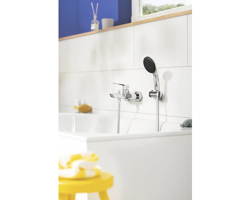 Kúpeľňa s vaňou, batériou a ručnou sprchou