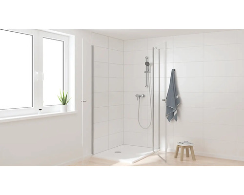 Kúpeľňa so sprchovacím kútom, batériou a oknom