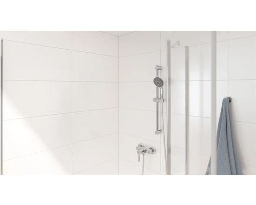 Kúpeľňa so sprchovacím kútom, sprchovacou batériou a uterákom