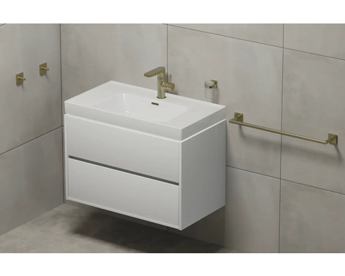 Kúpeľňa s umývadlovou skrinkou, umývadlom, batériou, držiakom na uteráky, dávkovačom mydla a nástennými háčikmi