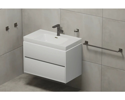 Kúpeľňa s umývadlovou skrinkou, batériou, držiakom na uteráky, dávkovačom mydla a háčikmi