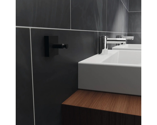 Kúpeľňa s dvoma umývadlami, batériami a háčikom na uteráky