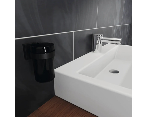 Umývadlo s batériou a držiakom na pohár na zubné kefky v kúpeľni