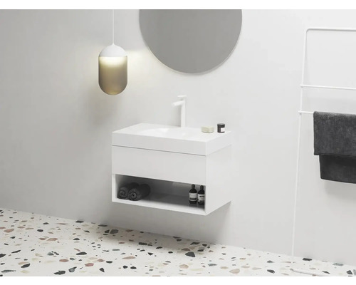 Svetlá kúpeľňa s umývadlovou skrinkou, zrkadlom a rebríkovým radiátorom