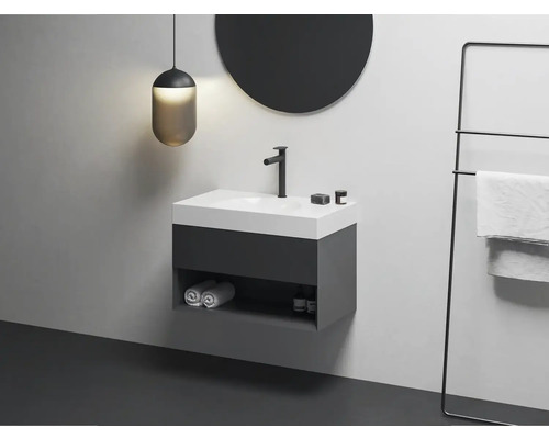 Moderná kúpeľňa s umývadlom, zrkadlom a držiakom na uteráky