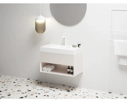 Moderná kúpeľňa s umývadlovou skrinkou, zrkadlom a držiakom na uteráky