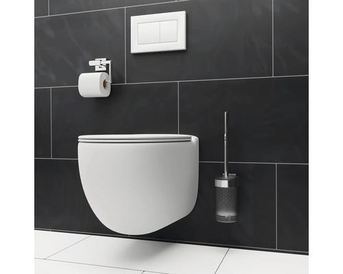 Závesné WC s držiakom na toaletný papier, ovládacím panelom a WC kefou na tmavom obklade.
