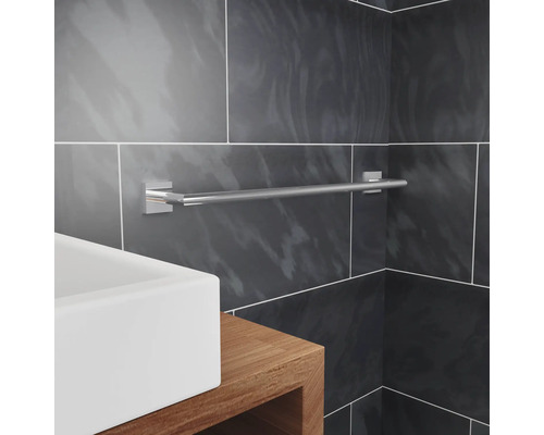 Pohľad na kúpeľňu s držiakom na uteráky na stene