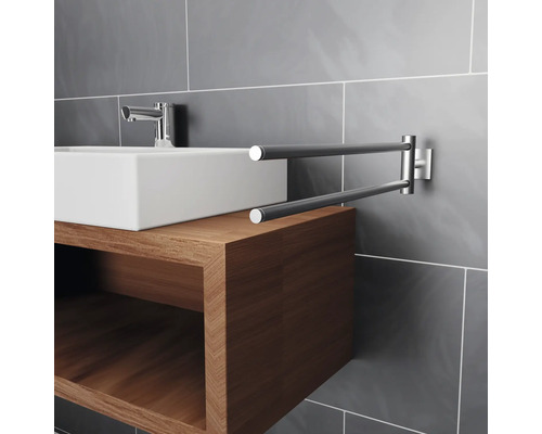 Moderná kúpeľňa s umývadlom, batériou a otočným držiakom na uteráky