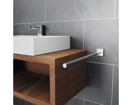 Umývadlo s drevenou skrinkou a držiakom na uteráky v kúpeľni