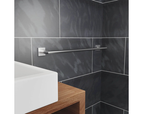 Kovový držiak na uteráky v kúpeľni