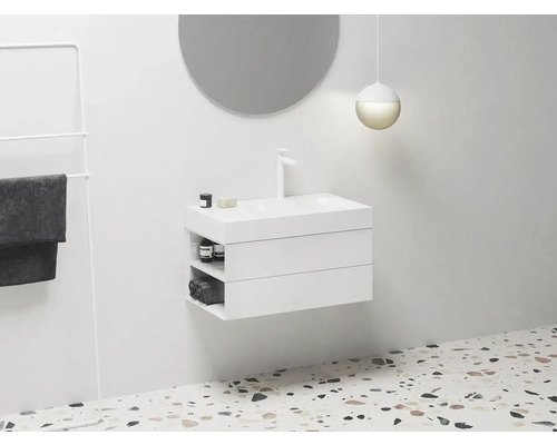 Moderná kúpeľňa s bielym umývadlom, zrkadlom a držiakom na uteráky