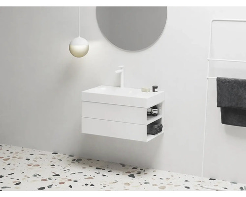 Interiér kúpeľne s moderným umývadlom, zrkadlom a držiakom na uteráky pre štýlové usporiadanie.