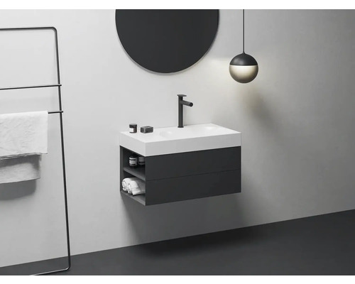 Kúpeľňa s umývadlovou skrinkou, umývadlom, zrkadlom a držiakom na uteráky