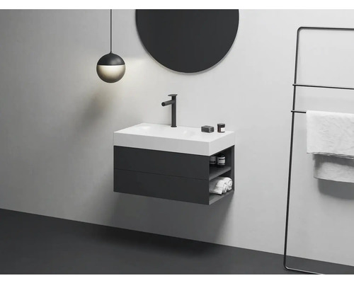 Moderná kúpeľňa s umývadlom, zrkadlom, lampou a vešiakom na uteráky