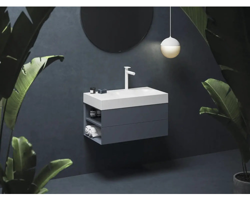 Moderná kúpeľňa s umývadlovou skrinkou, zrkadlom a osvetlením.