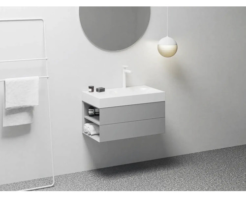 Moderná kúpeľňa s umývadlovou skrinkou, zrkadlom a držiakom na uteráky