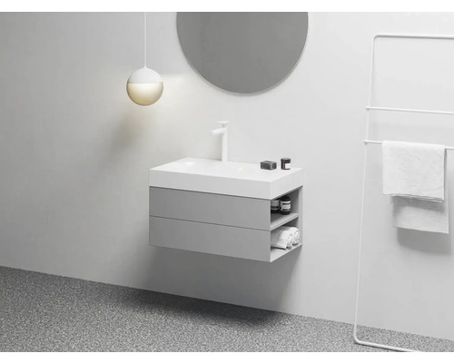 Moderná kúpeľňa s umývadlovou skrinkou, zrkadlom a držiakom na uteráky pre štýlový vzhľad.