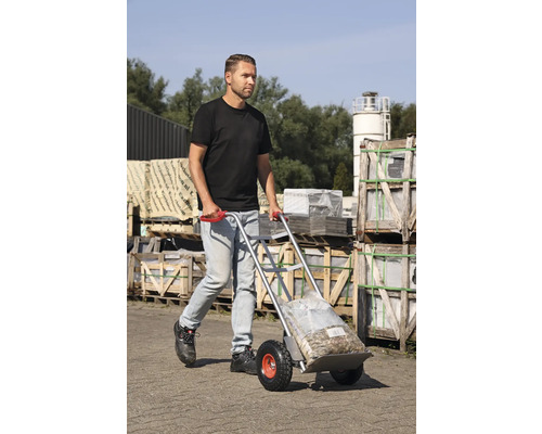 Muž prepravuje vrecovaný tovar s rudlom vonku