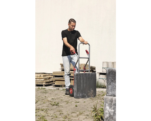 Muž prepravuje dlažobné kocky s rudlom.