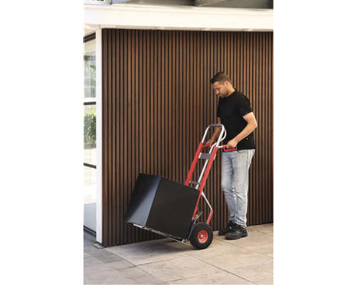 Osoba prepravuje krabicu pomocou rudla.