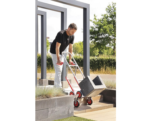 Muž prepravuje kvetináče pomocou schodiskového vozíka