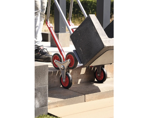 Schodiskový vozík s kamennými blokmi na schodisku