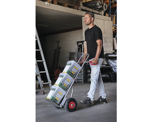 Muž prepravuje vedrá s farbou rudlom