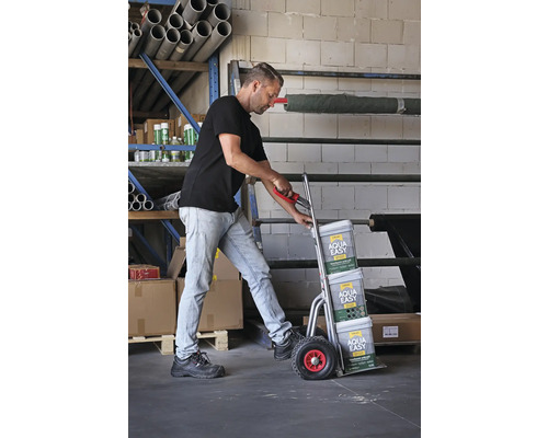 Muž prepravuje maltu na škáry dlažby Aqua Easy na rudli