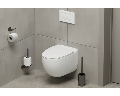 Moderná kúpeľňa so závesným WC, držiakom toaletného papiera a WC kefou