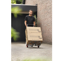 Muž prepravuje kartóny Hornbach na rudli