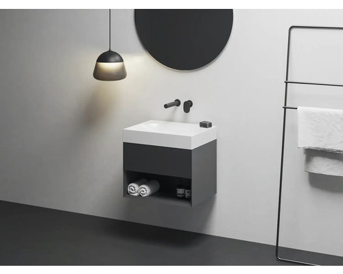 Kúpeľňa s umývadlom, zrkadlom, lampou a držiakom na uteráky