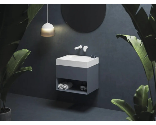 Kúpeľňa s umývadlovou skrinkou, batériou, okrúhlym zrkadlom a závesnou lampou