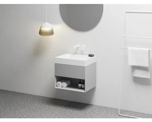 Moderná kúpeľňa s umývadlom, zrkadlom, držiakom na uteráky a osvetlením