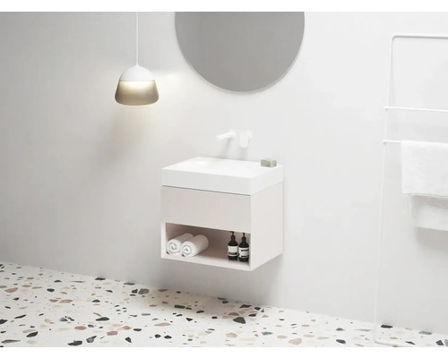 Moderná kúpeľňa s umývadlovou skrinkou, zrkadlom a držiakom na uteráky