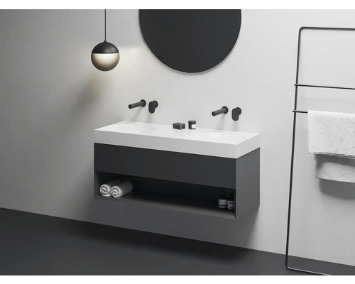 Moderná kúpeľňa s dvojitým umývadlom, okrúhlym zrkadlom a držiakom na uteráky