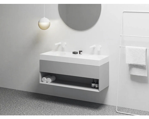 Moderná kúpeľňa s umývadlovou skrinkou pre dve umývadlá, okrúhlym zrkadlom a držiakom na uteráky