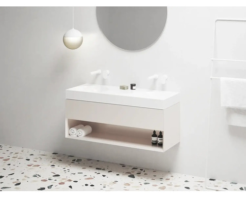 Moderná kúpeľňa s dvojitým umývadlom, zrkadlom a držiakom na uteráky