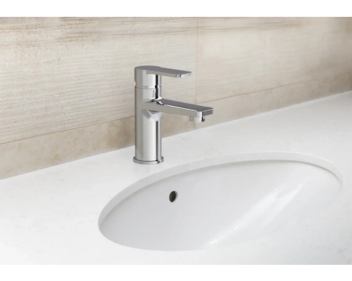 Umývadlová batéria na bielom umývadle