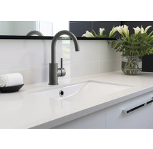 Umývadlo s batériou a umývadlovou misou v kúpeľni.