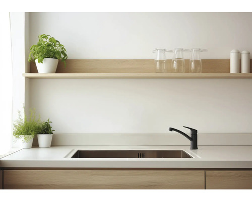 Kuchynský drez s batériou, pracovná doska a police s dekoráciou