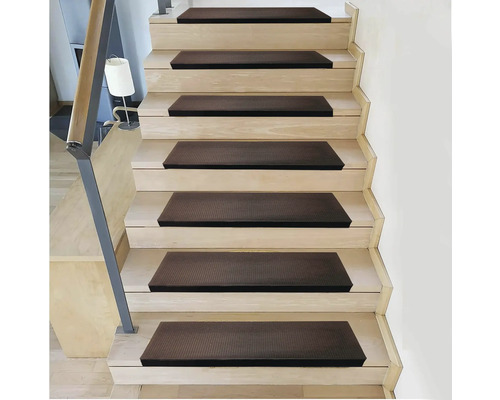 Schodisko s nášľapnými rohožami pre väčšiu oporu a pohodlie.