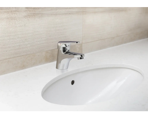 Na umývadle je umiestnená kovová jednopáková batéria.